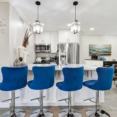 Seaside Serenity: 1Br Waterfront Penthouse Maderia